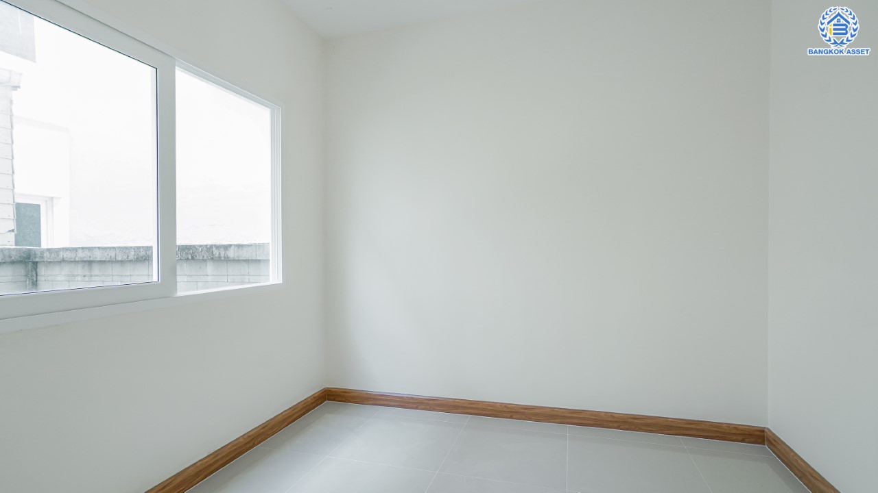 ทาวน์เฮ้าส์มือสองนนทบุรี ม.โกลเด้นทาวน์ ปิ่นเกล้า-จรัญฯ 3 ชั้น เนื้อที่ 22.6 ตร.ว. ฟังก์ชัน 5 ห้องนอน 4 ห้องน้ำ จอดรถได้ 2 คัน บนทำเลเชื่อมต่อหลายเส้นทาง ใกล้ทางด่วน "ศรีรัช" รถไฟฟ้าสายสีแดงอ่อน "สถานีบางบำหรุ" และ รถไฟฟ้าสายสีน้ำเงิน "สถานีบางอ้อ"